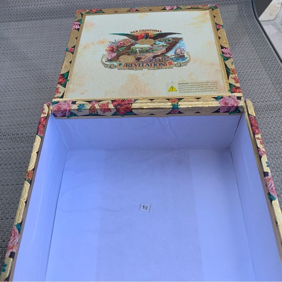 San Cristobal Cigar Box w/Beautiful Graphics 7”x8”x3” Aqua/Cream/Parrot - Picture 3 of 7